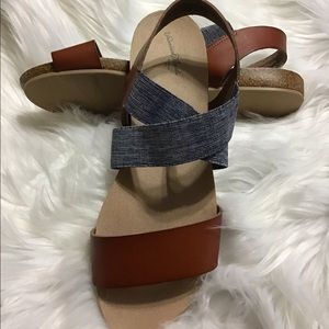 NEW Universal Thread Blue & Brown Sandals 🩴